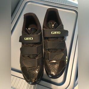 Giro mens biking shoes size 44 new black/lime $160